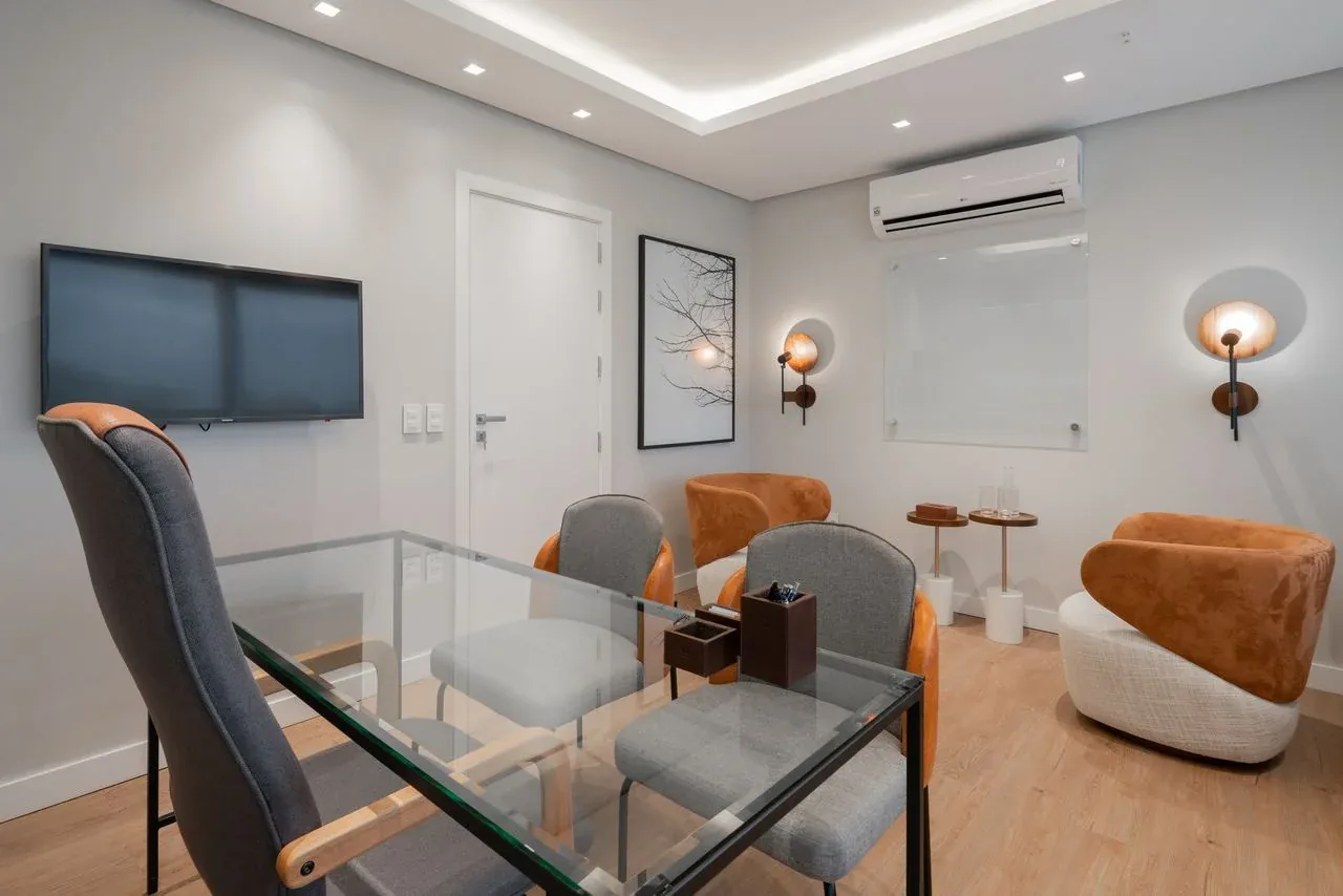Sala de atendimento do consultório do Dr. Ives Cavalcante Passos, em Porto Alegre
